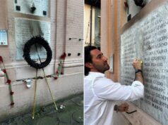 Atto vandalico a Castellarano: incendiata la corona alla memoria dei Caduti davanti alla chiesa di Santa Croce