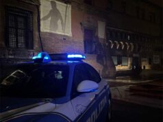 A Bologna una fuga a bordo di uno scooter finisce in schianto: mezzo rubato e droga
