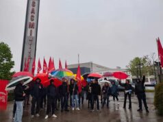 Presidio dei lavoratori davanti alla sede di via Emilia Romagna di Sacmi Impianti