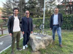 Un mese al Giro, Cassani e Conti in visita a Vergato alla scultura di Alfonso Calzolari