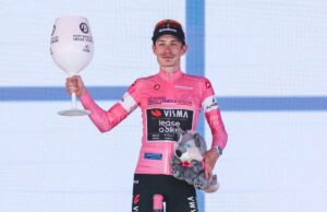 Lavik corona la fuga e vince a Milano, Vingegaard resta in rosa