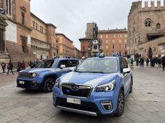Bologna, ruba il portafoglio al tavolino accanto e si affretta ad usare il bancomat