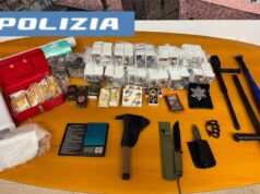 La Polizia di Stato arresta a Bologna un uomo con oltre 21 kg di hashish e armi illegali in casa