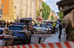 Auto in corsa travolge pedoni a Modena: 8 feriti, 4 sono gravi. Fermato 31enne