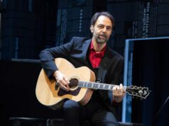 Neri Marcorè con “Gaber – Mi fa male il mondo” nel suo atteso ritorno al Teatro Celebrazioni