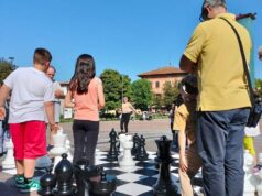 Albinea: tre giorni Fuori dagli schemi con spettacoli, letture, performance, giochi e creatività grazie all’edizione 2026 del Sopra le Righe Festival
