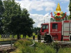 Castelfranco Emilia: auto esce di strada in via Baracca, ferito il conducente