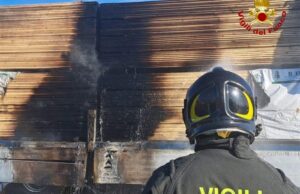 Carpi: stamane, presso il casello della A22, principio d’incendio di un autoarticolato adibito al trasporto legname