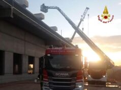 Incendio sul tetto di un capannone a Sant’Agata Bolognese