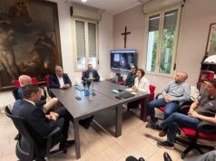 Il presidente della Regione Michele de Pascale con l’assessore Davide Baruffi oggi a Ravarino per portare sostegno e solidarietà della Regione alla comunità