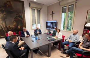 Il presidente della Regione Michele de Pascale con l’assessore Davide Baruffi oggi a Ravarino per portare sostegno e solidarietà della Regione alla comunità
