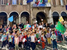 Bimbi e bandiere in piazza a Modena come simbolo di unione e pace tra i popoli