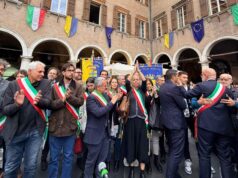 Sassuolo si stringe a Modena: il Sindaco Mesini al presidio in piazza Grande