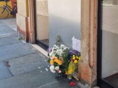Auto su folla a Modena, spunta uno striscione sulla chiesa in via Emilia