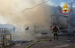 Incendio all’esterno di un’azienda in via Archimede a Soliera