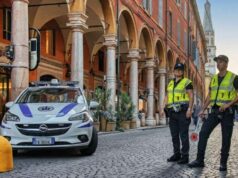 Modena, ruba in un esercizio commerciale: fermato dalla Polizia locale dopo un inseguimento